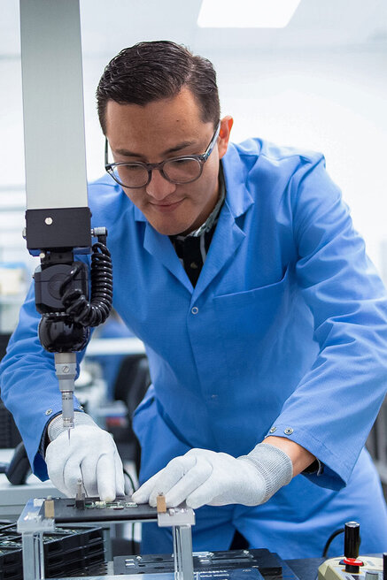Mitarbeiter bei präziser Laborarbeit mit technischer Ausrüstung