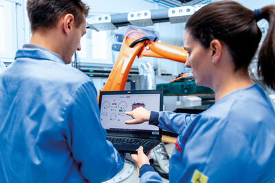 Zwei Mitarbeitende simulieren Testbarkeit von Baugruppen mit Roboter.