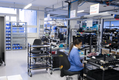Arbeitsplatz in der Elektronik-Produktion bei Zollner in Hombrechtikon