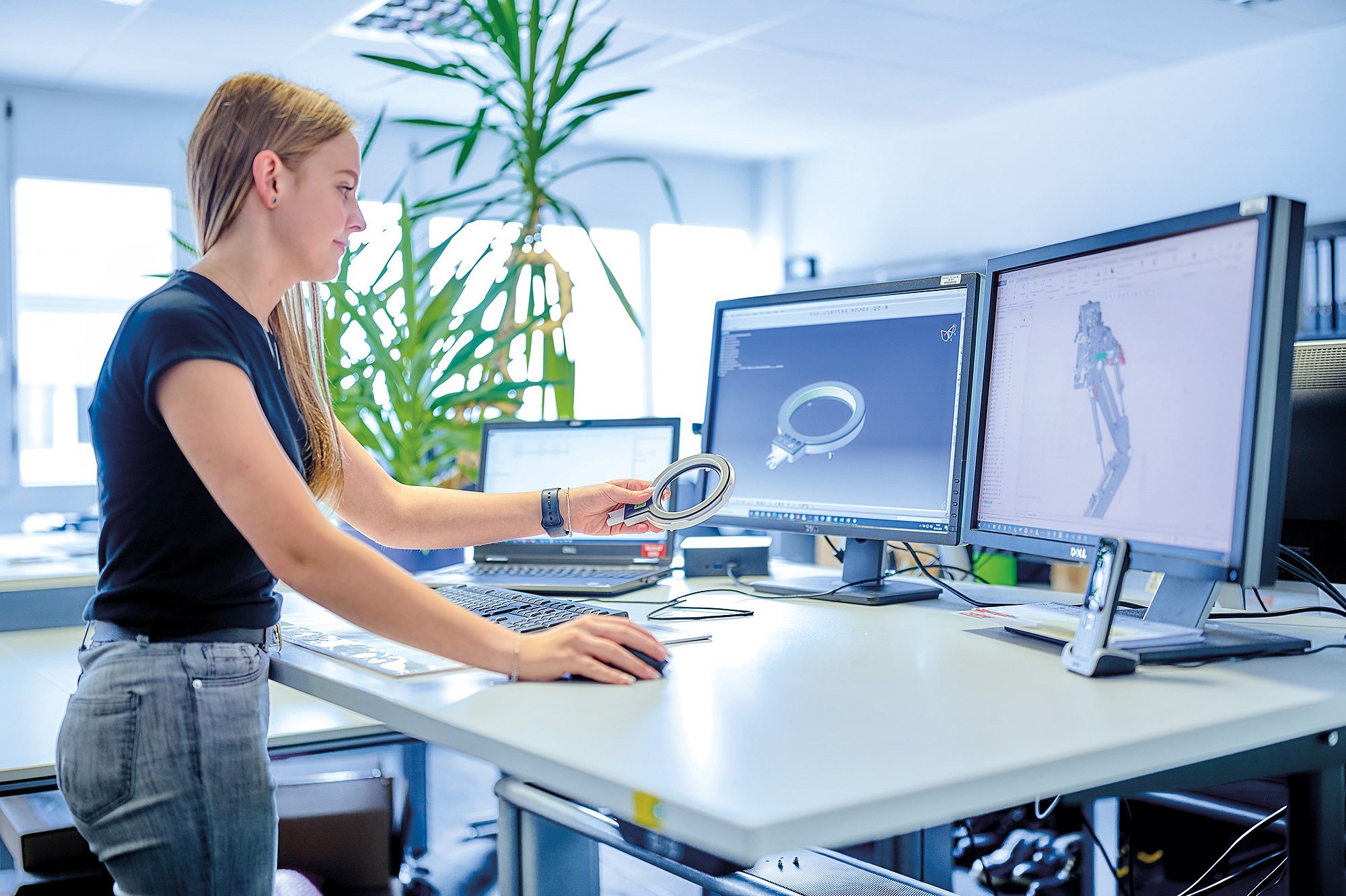 Mitarbeiterin arbeitet an Designanalysen und Produktentwicklung im Engineering- und NPI-Prozess.