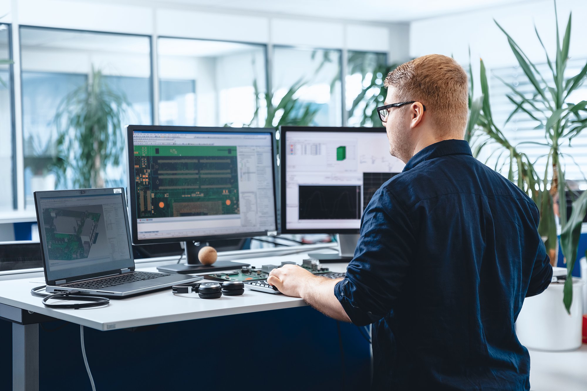 Mitarbeiter arbeitet am Computer im Bereich Obsoleszenz-Management zur Reduzierung von Ausfallrisiken und Abdeckung des gesamten Produktlebenszyklus.