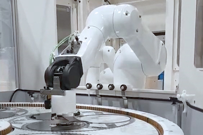Industrieroboter führt präzise Prozesse im Halbleiter-Front-End-Bereich innerhalb einer Reinraumumgebung aus“