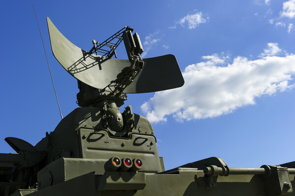 Militärisches Fahrzeug mit montiertem Radarsystem für taktische Anwendungen