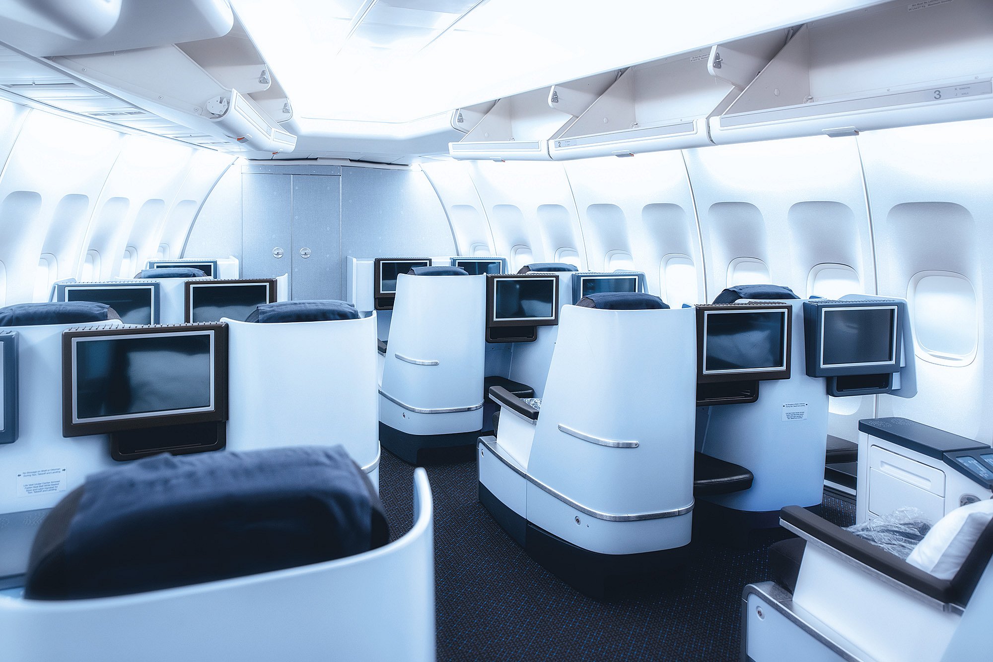 Innenraum eines Flugzeugs mit modernen Sitzen und Bordmonitoren