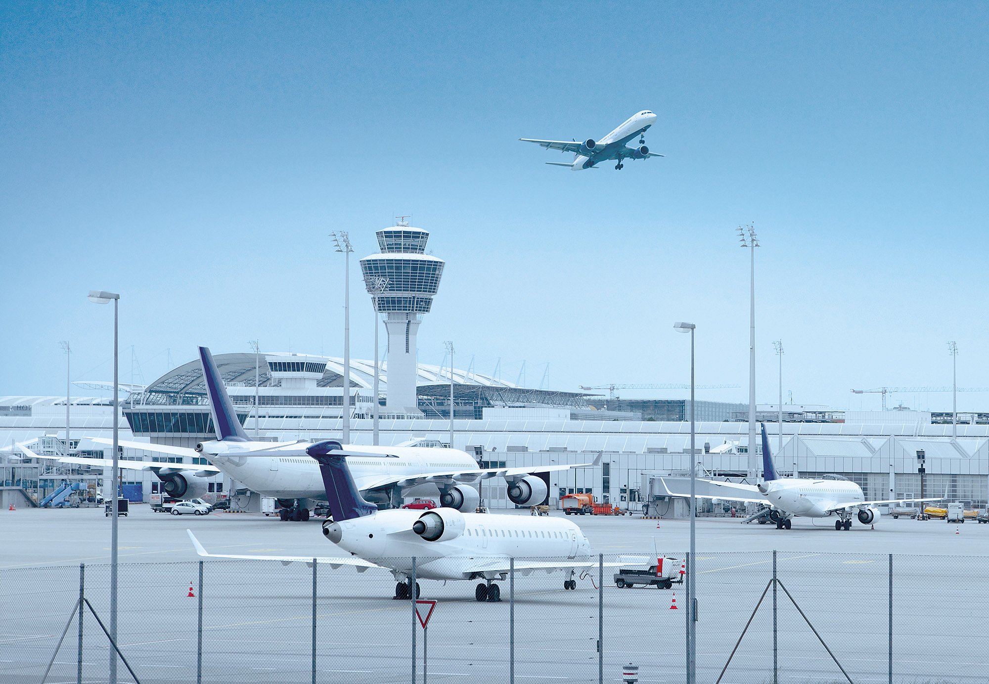 Flughafen-Außenbereich mit Flugzeugen, Tower und Startbahn